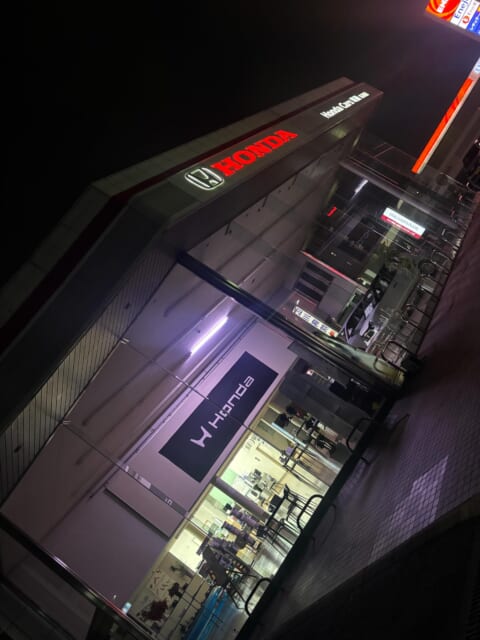 夜の広川店のご紹介🌙
オリジナルのホンダの横断幕が
ワンポイントで目立つ様になってます！
NBOXは...