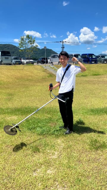 こんにちは🌞 武雄インター店です！ 当店では広い貯水池や公園の手入れを従業員がおこなっており、 ご来店頂くお客様に快適に